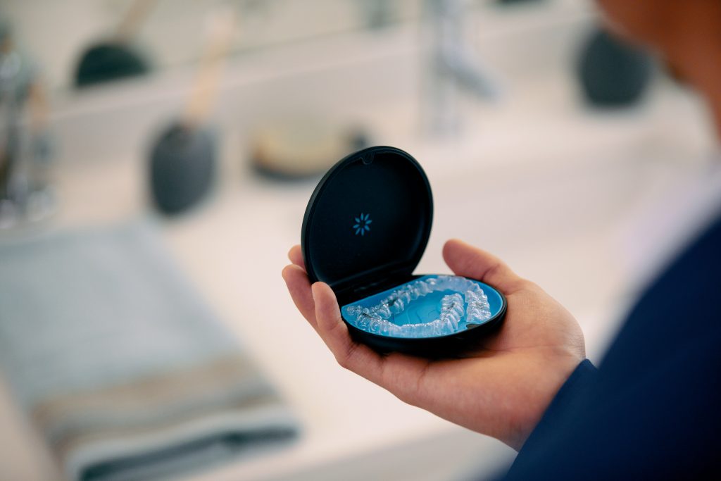 Picture of a densit holding a clear aligner retainer in box